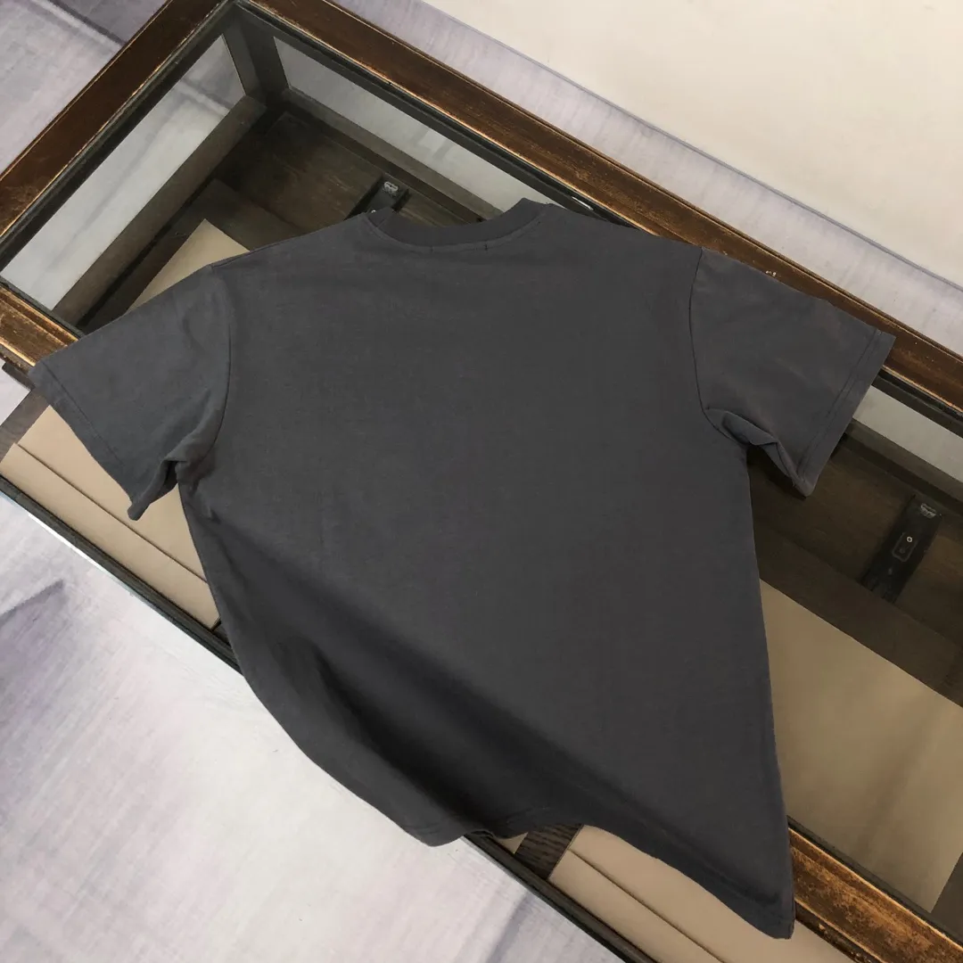 P180 Stone Island 2025 latest T-shirt, couple style ~ original order, fashionable and casual short T-shirt, three-dimensional logo letter logo silicone printing technology on the chest! Specially supplied with customized cotton fabrics ~ Cotton T-shirts ~ Pre-washed to prevent deformation and shrinkage, making the upper body more comfortable and breathable ~ All available from stock ~ Unique design style, trendy must-have item, complete with three standards 👍 Color: black/white/dark gray/brown Size: S M L XL (larger version, please indicate your height and weight when placing an order)